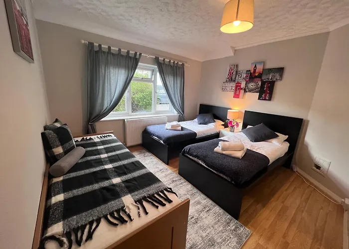 Croydon Apartment With Parking