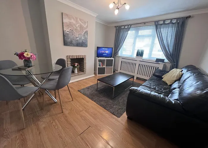 Croydon Apartment With Parking
